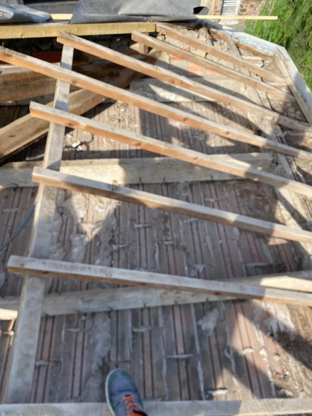 Charpentier travaillant sur une charpente en bois