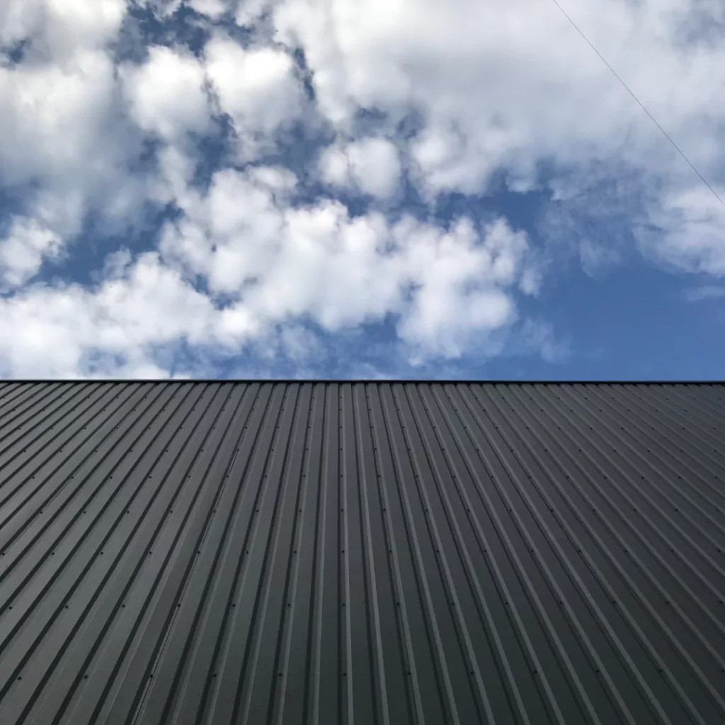Couverture métallique sur un bâtiment